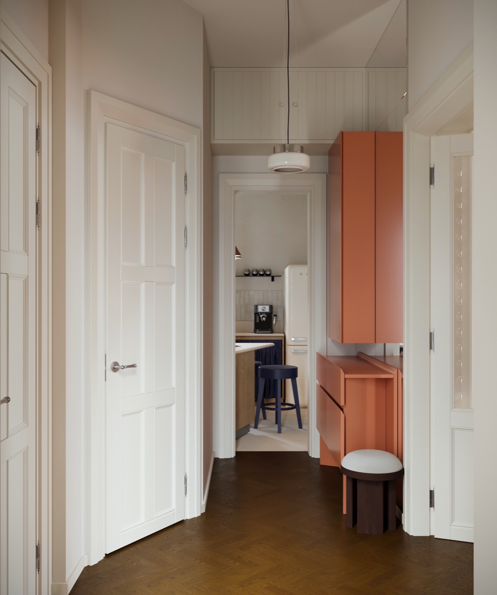 Korytarz z białymi ścianami i terakotową podłogą