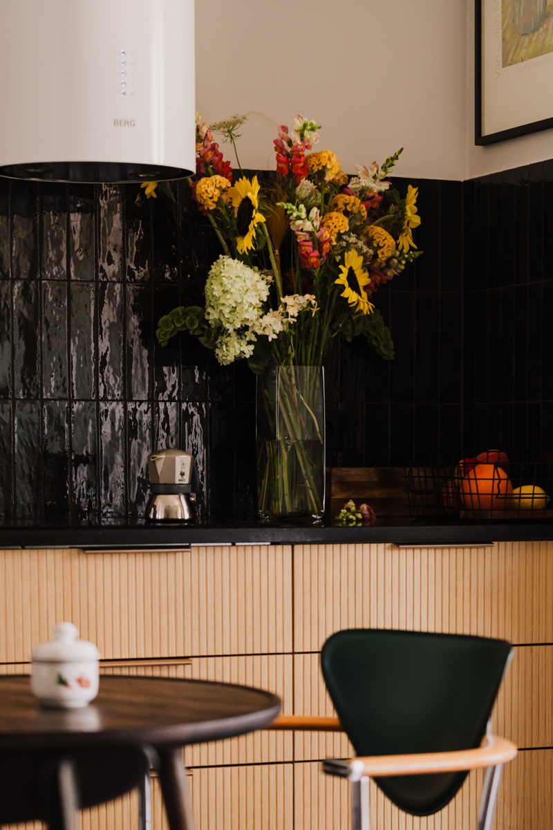 Kuchnia z kwiatową tapetą na czarnym tle